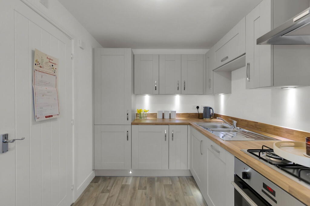 Ready to move into 3bedroom home. Immaculate Moston. photo 3