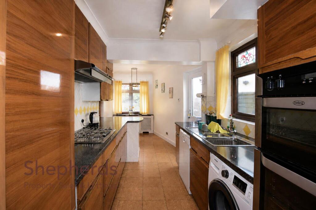 House in Broxbourne, Churchgate - More