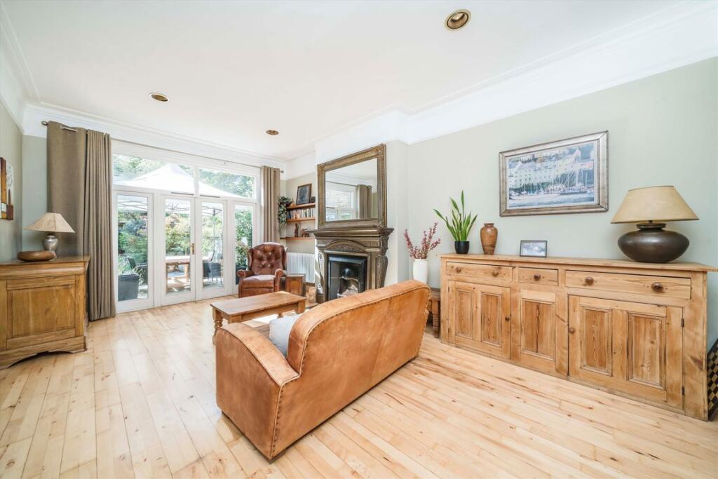 House in Kingston upon Thames - More