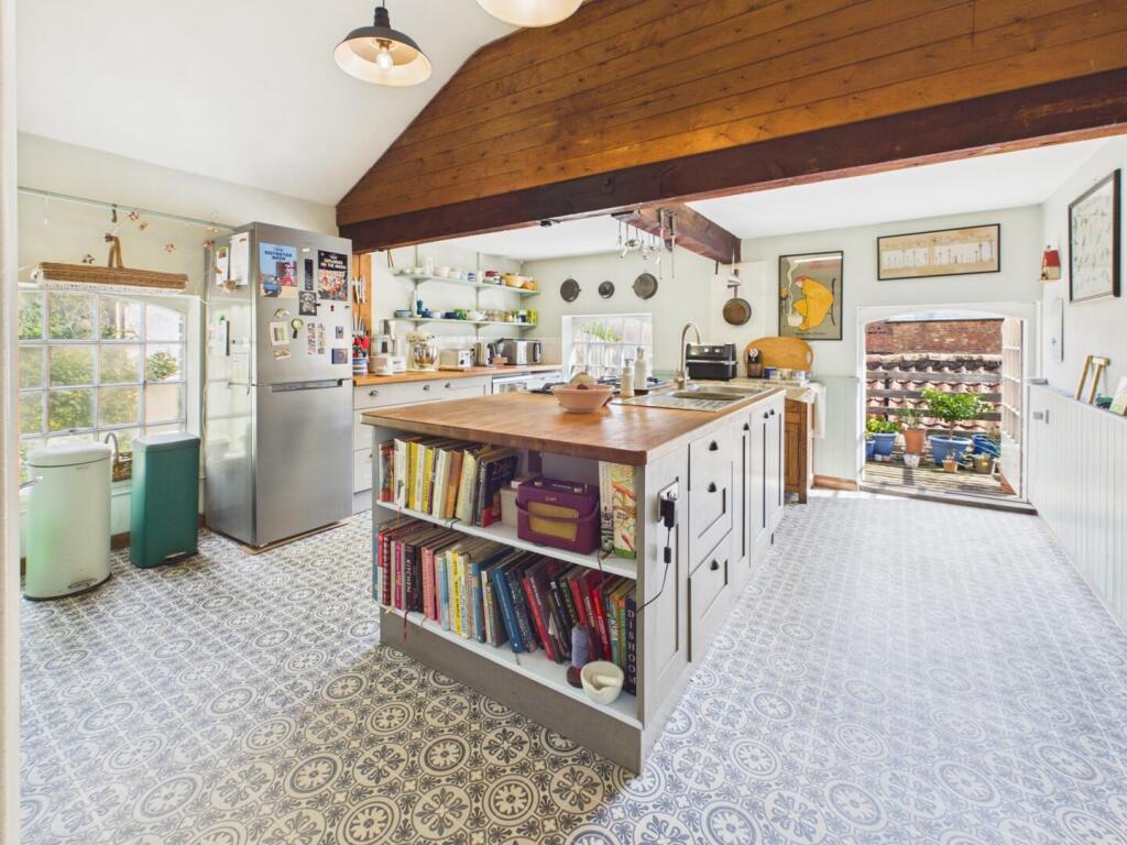 House in Lincoln - View 5