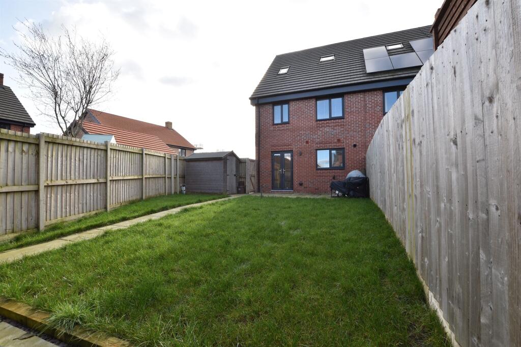 Briggington Way, Leighton Buzzard photo 3