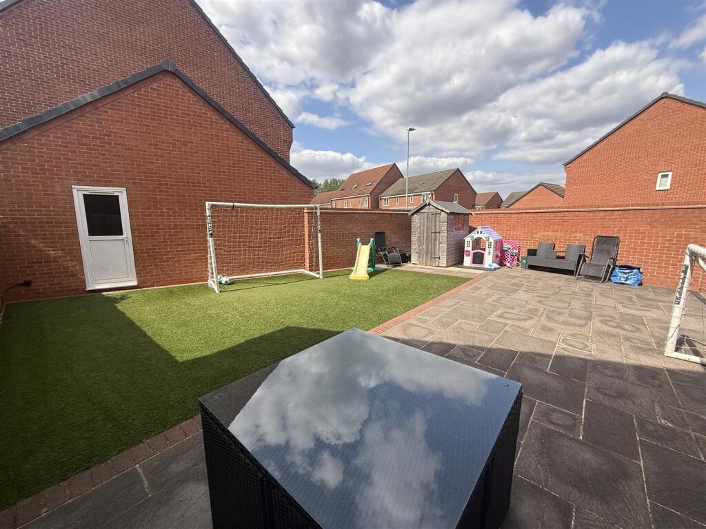 Upton Drive, Burton-On-Trent photo 2