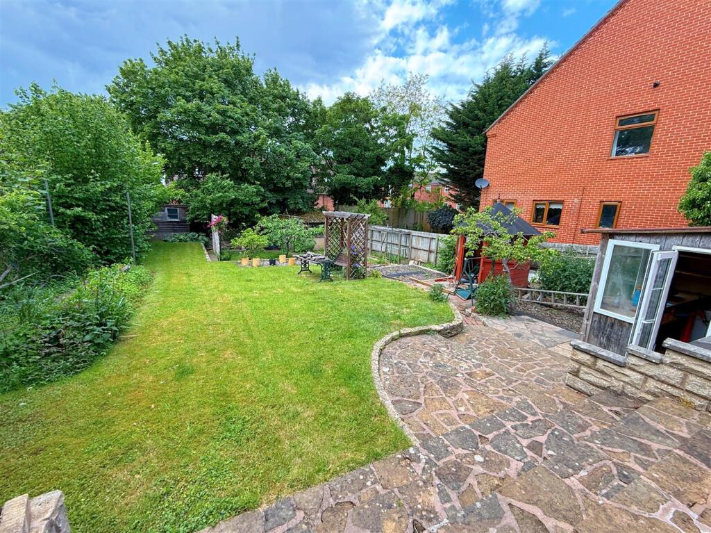 House in Stratford-on-Avon, Stratford-upon-Avon - View 2