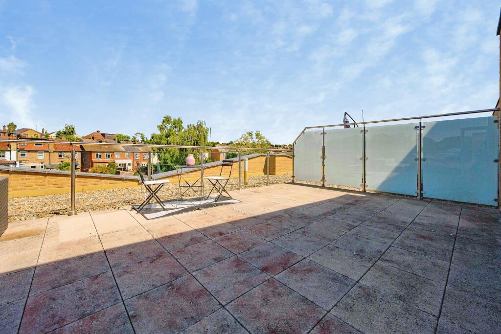 Apartment in Hemel Hempstead - View 5