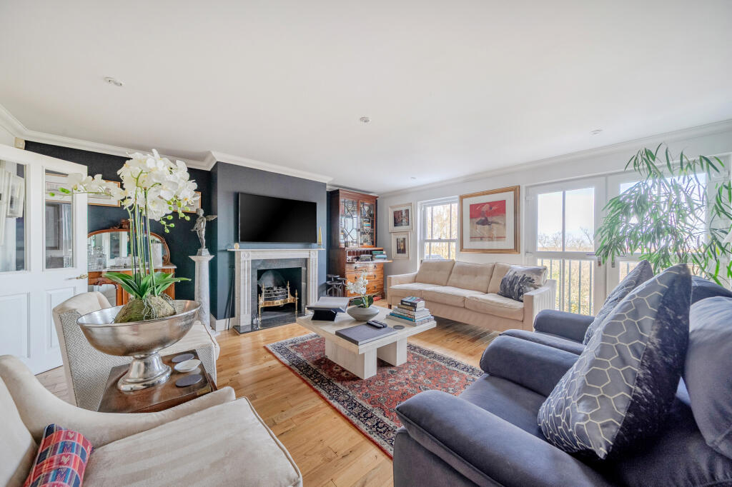 Pinel Close, Virginia Water, GU25 photo 3