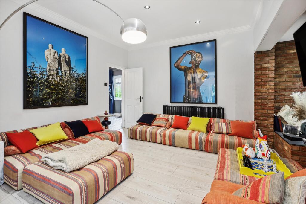 House in Kingston upon Thames - More