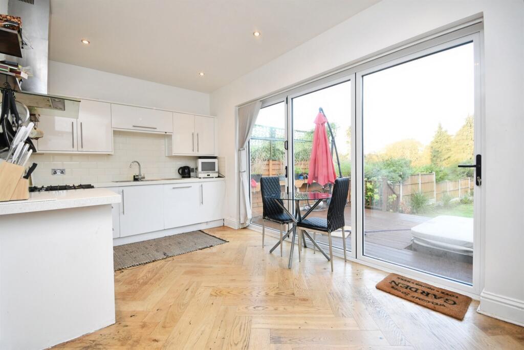 Lodge Avenue, Romford photo 3