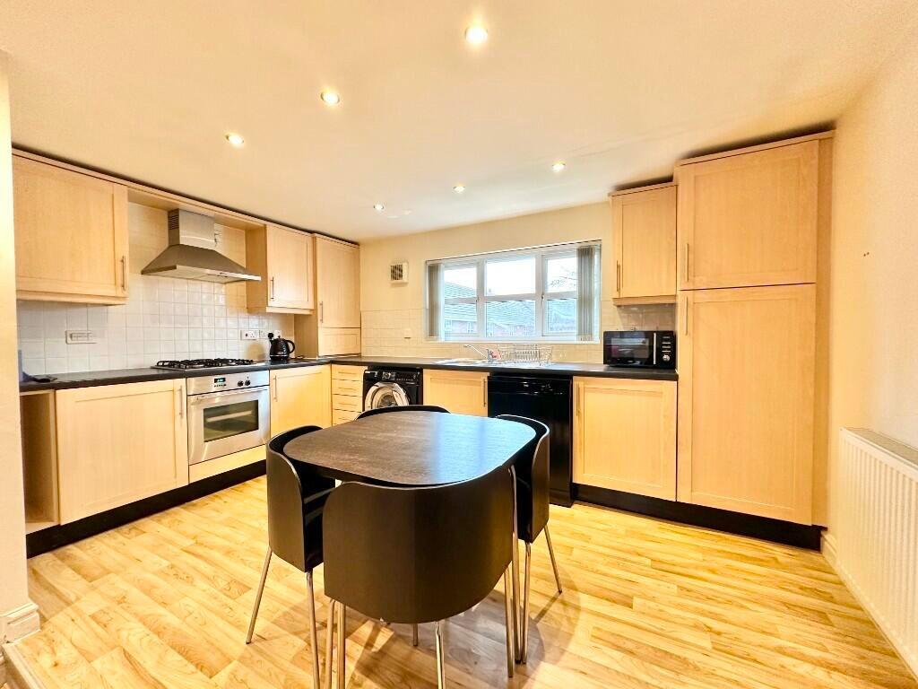 Apartment in Trafford, West Timperley - View 4