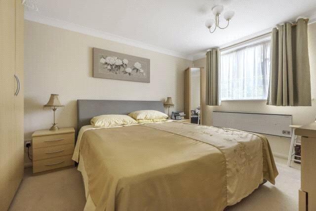 Apartment in Reading, Southcote - View 5