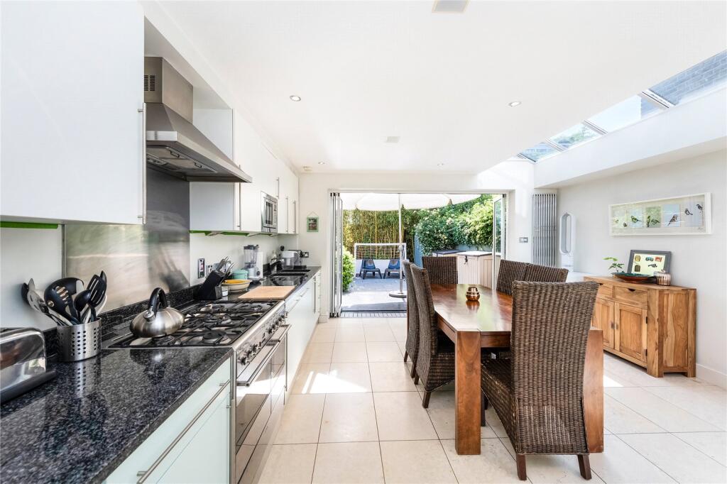 4 bedroom terraced house for rent