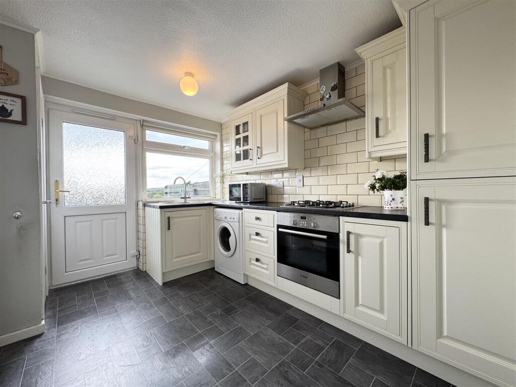 House in Huddersfield, Kitchenroyd, Skelmanthorpe - More