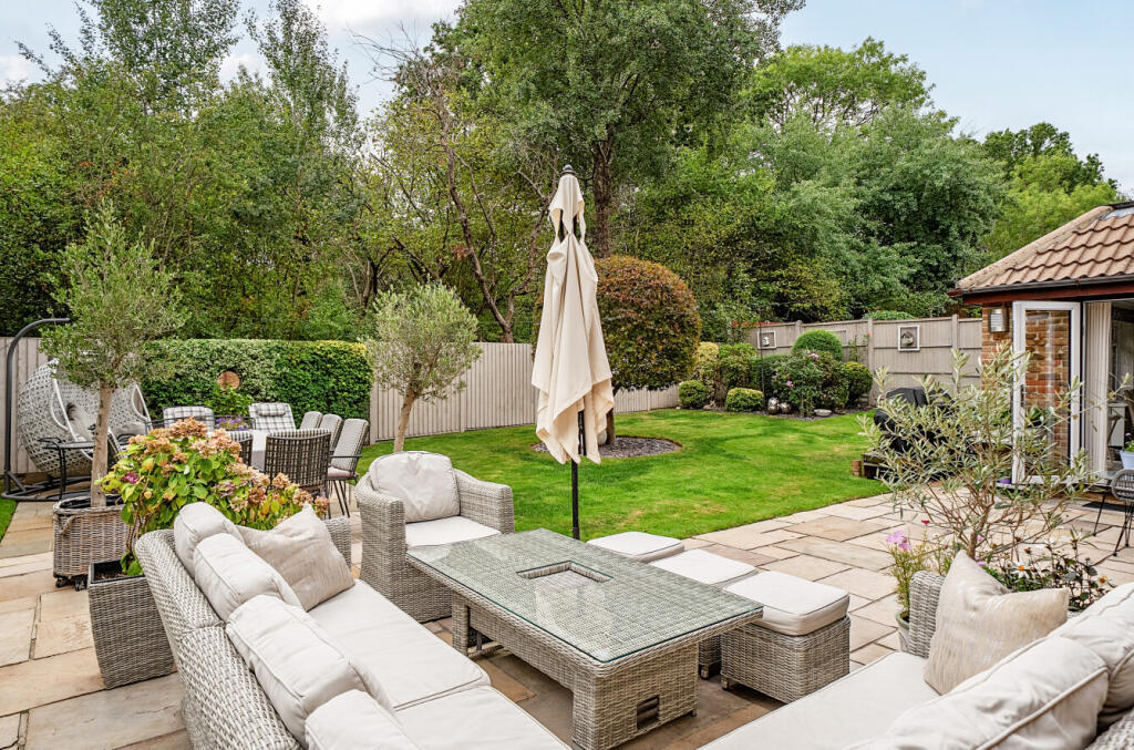House in Binfield, Bracknell Forest - View 4