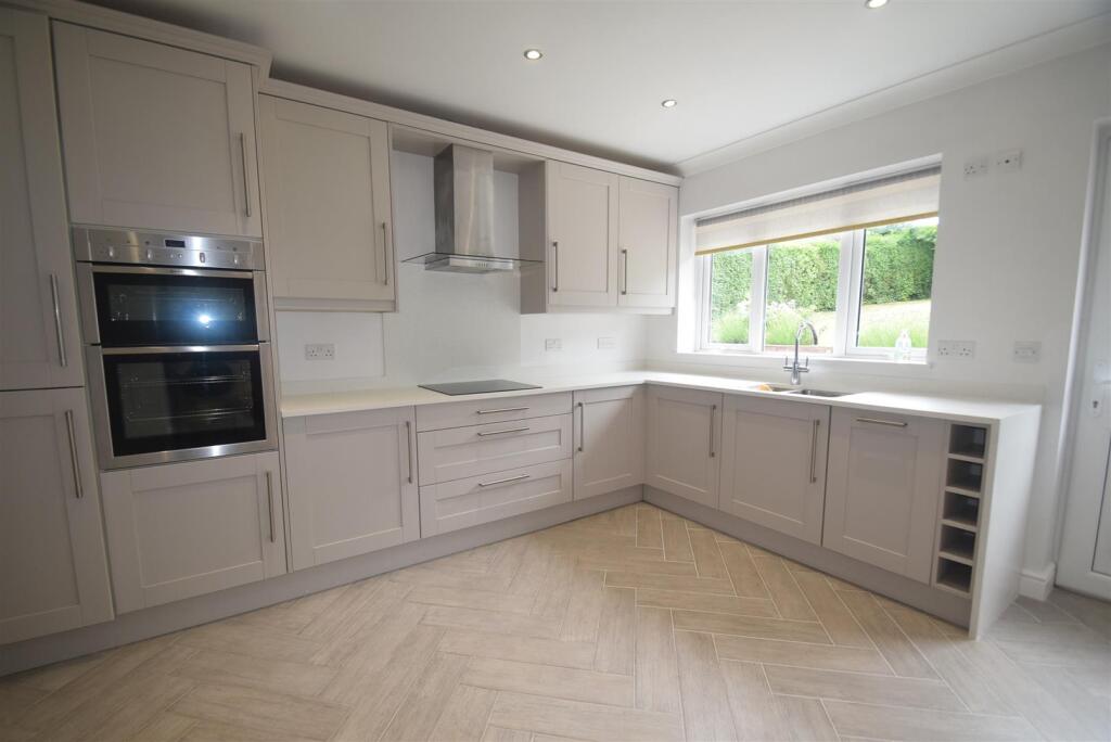 Barnfield Crescent, Wellington, Telford photo 2