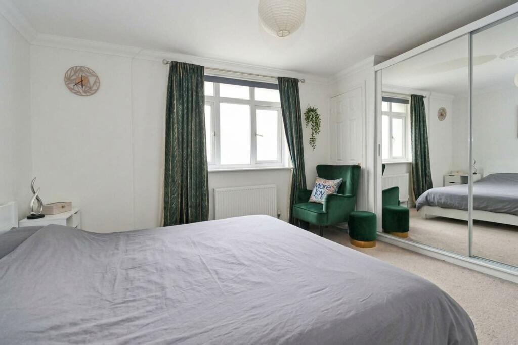 Apartment in Brighton - View 4
