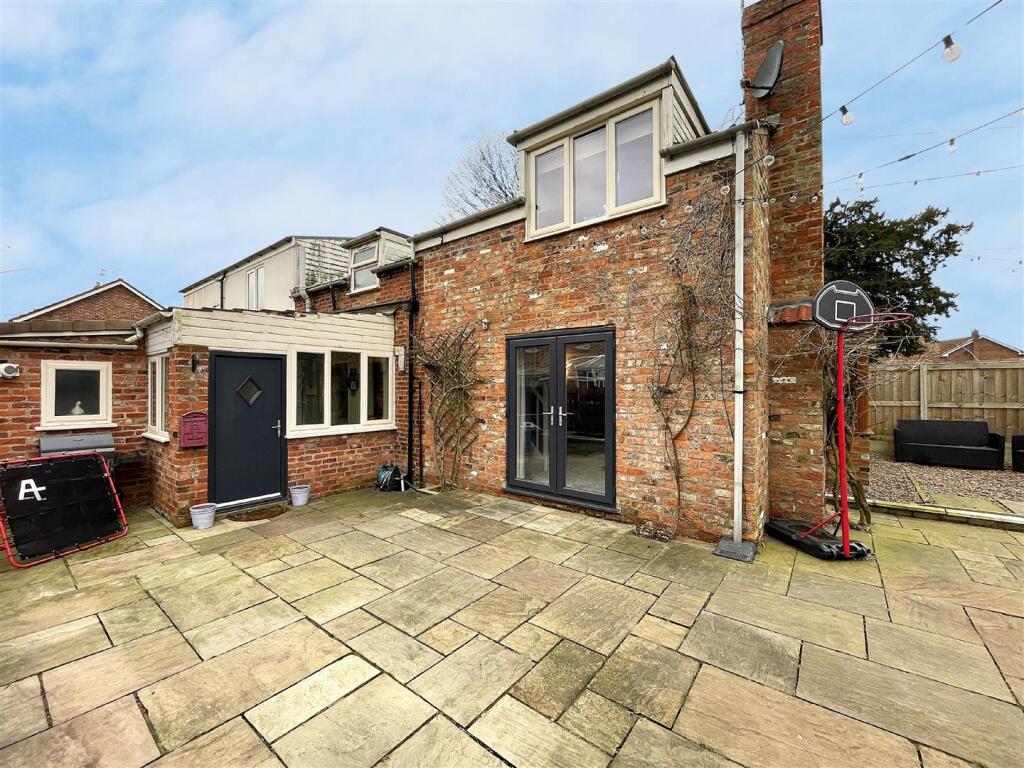3-bed semi-detached on Breighton Road, Bubwith, Selby, £290,000