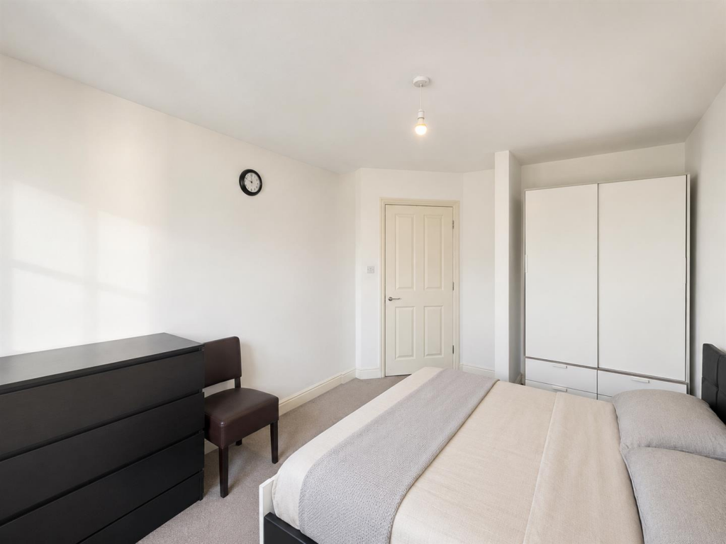 Apartment in Ilford - View 3