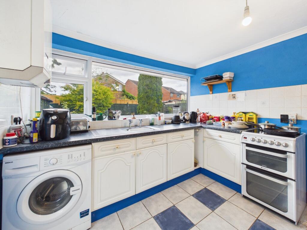 House in Loudwater, Chepping Wycombe - View 4