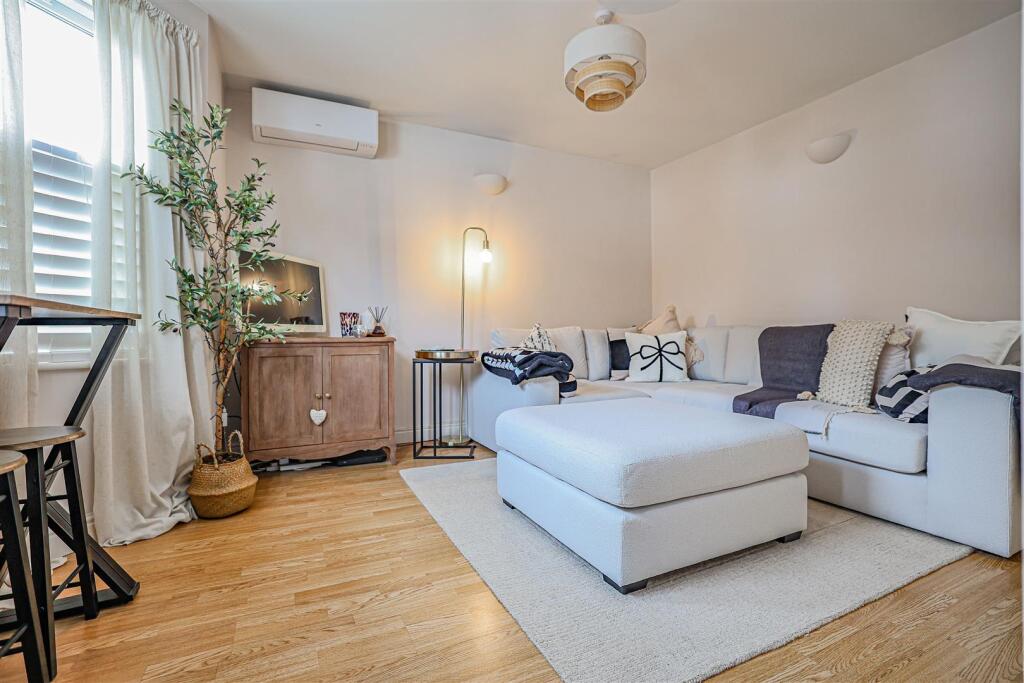 Apartment in Dacorum, Hertfordshire - More
