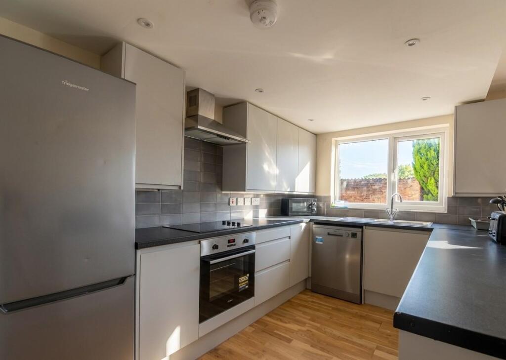 6 bedroom house for rent