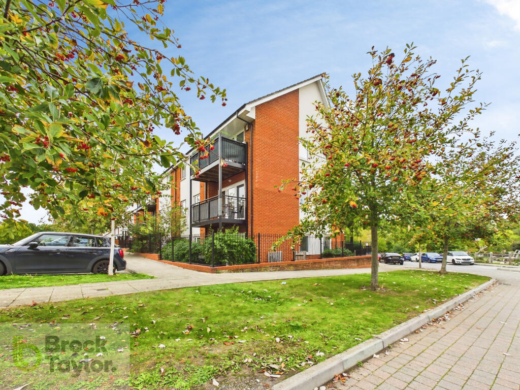 2-bed flat on Lexington Drive, Haywards Heath, RH16, £255,000