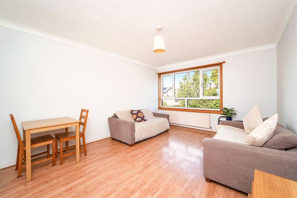 Apartment in Edinburgh, East Craigs - View 2