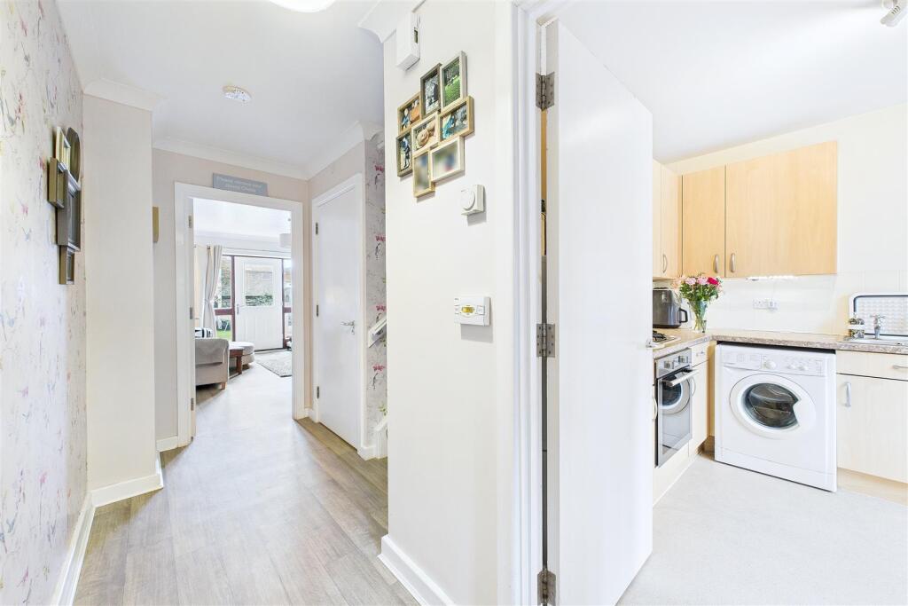 Modern townhouse in central Clevedon photo 4