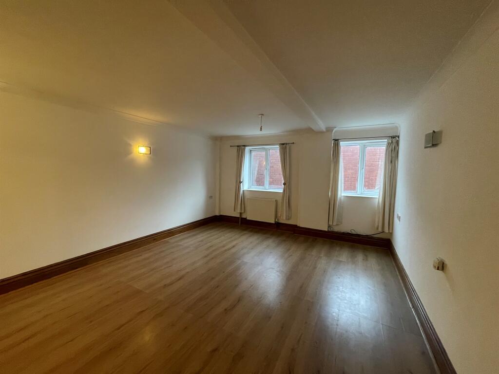 Apartment in Wakefield - View 3