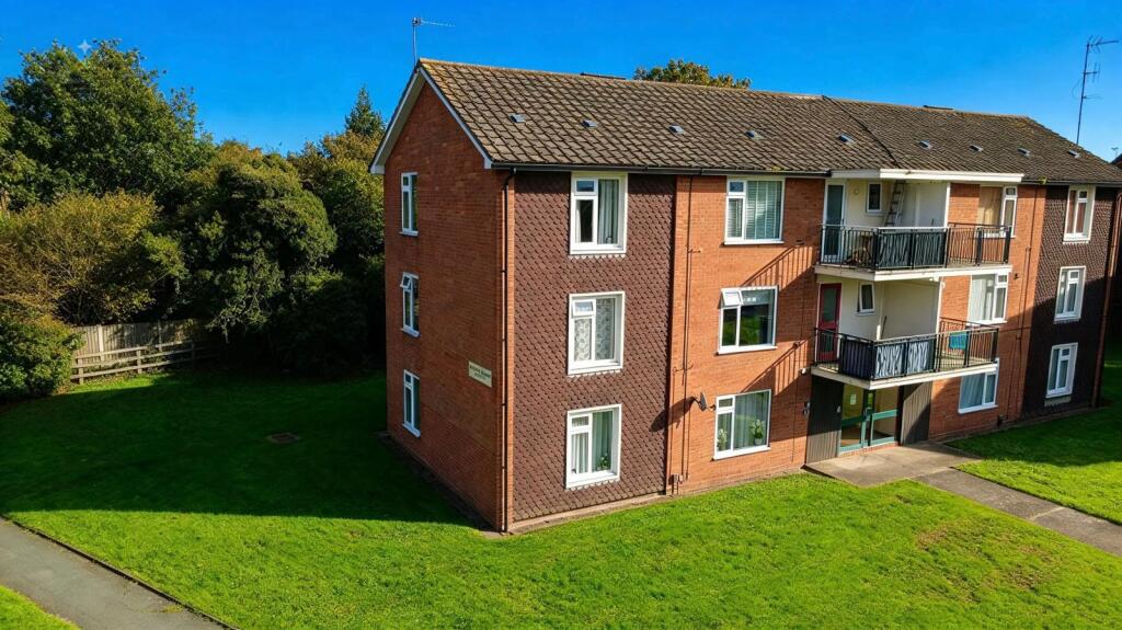 2-bed flat on Sandiford Crescent, Newport, Shropshire, £115,000