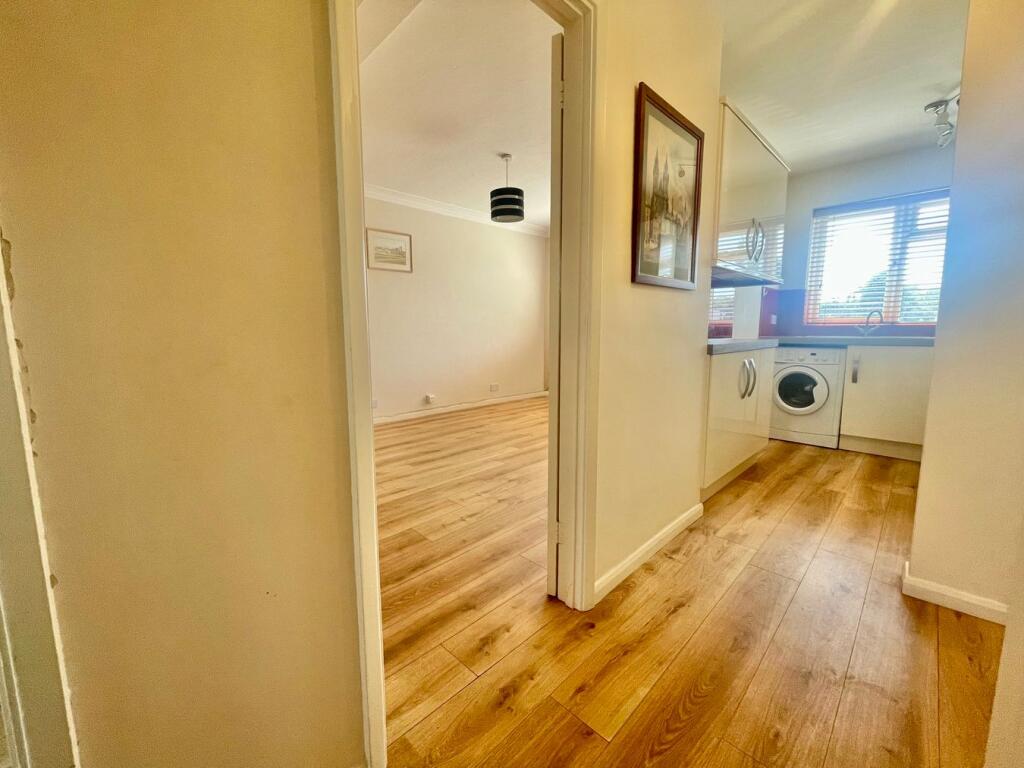 Hutton Road, Shenfield, BRENTWOOD, CM15 photo 2