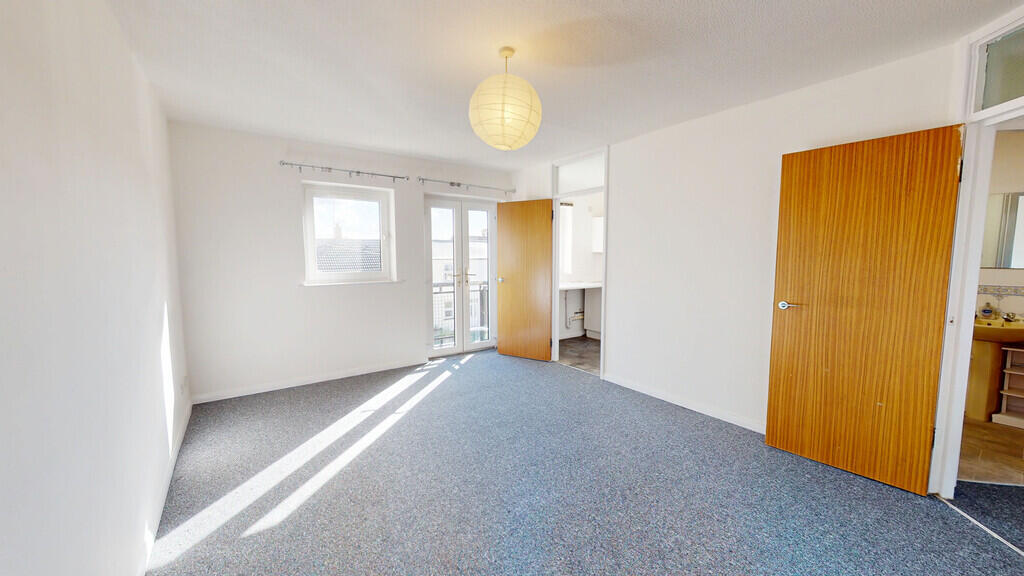 Apartment in Gloucester - View 3
