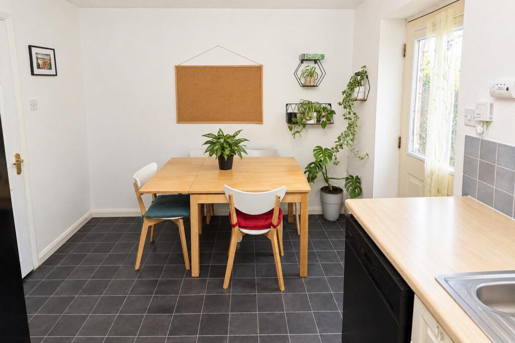 House in Irthlingborough, North Northamptonshire - More