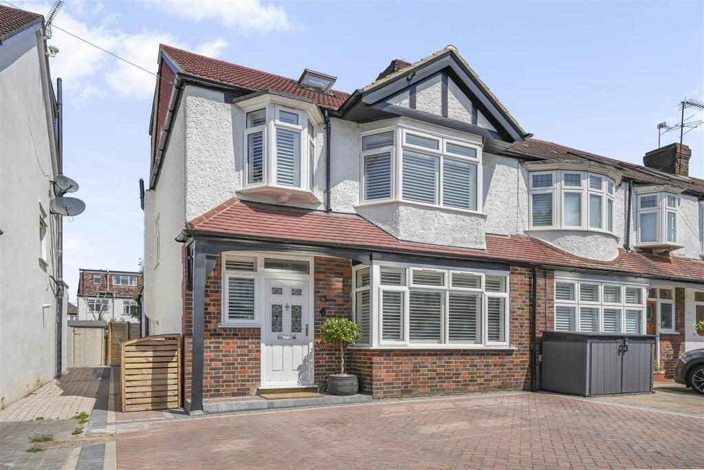 Meadow Close, Raynes Park photo 2