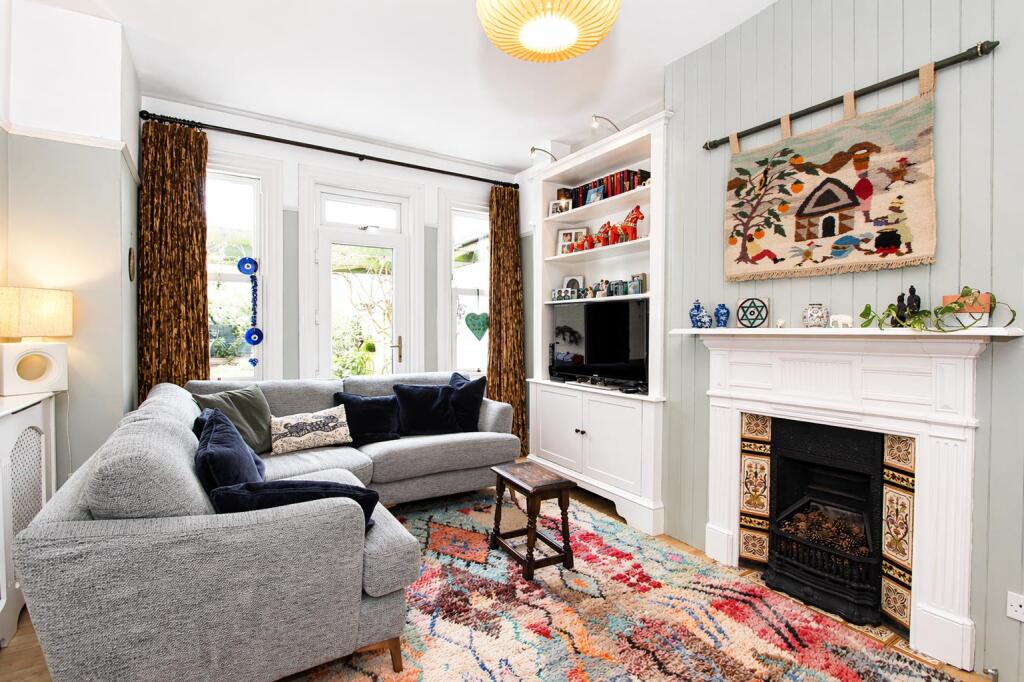 House in Sutton - More