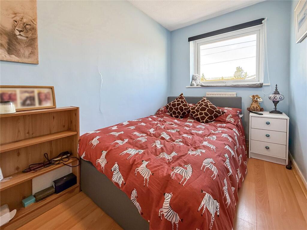 House in Sunbury-on-Thames, Kempton Park - More
