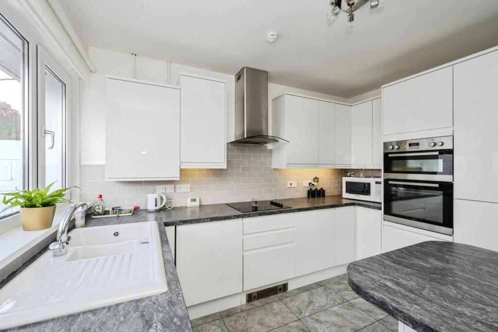 House in Pontarddulais, Grovesend and Waungron - View 2