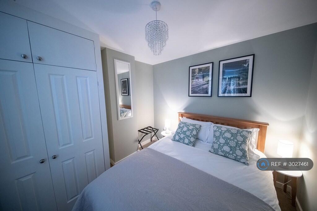Apartment in Cambridge, Petersfield - View 2