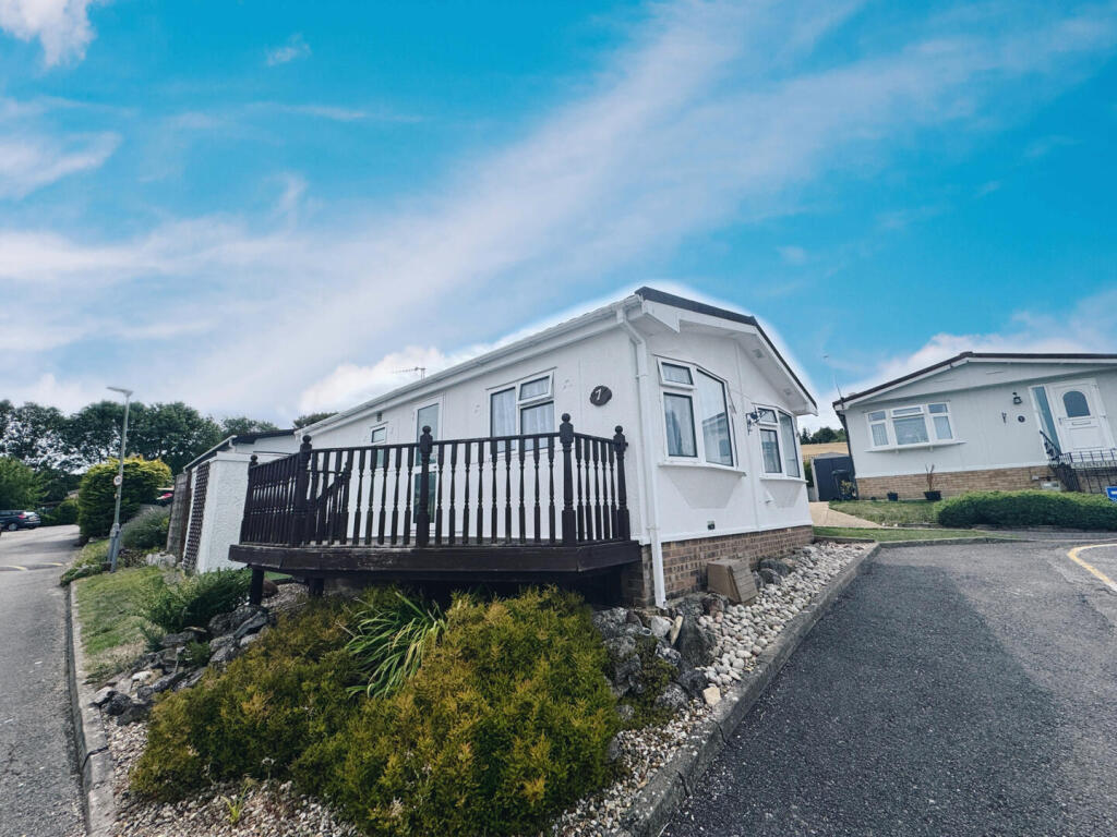 2-bed caravan on Pine Walk, Limit Home Park, Northchurch, £290,000