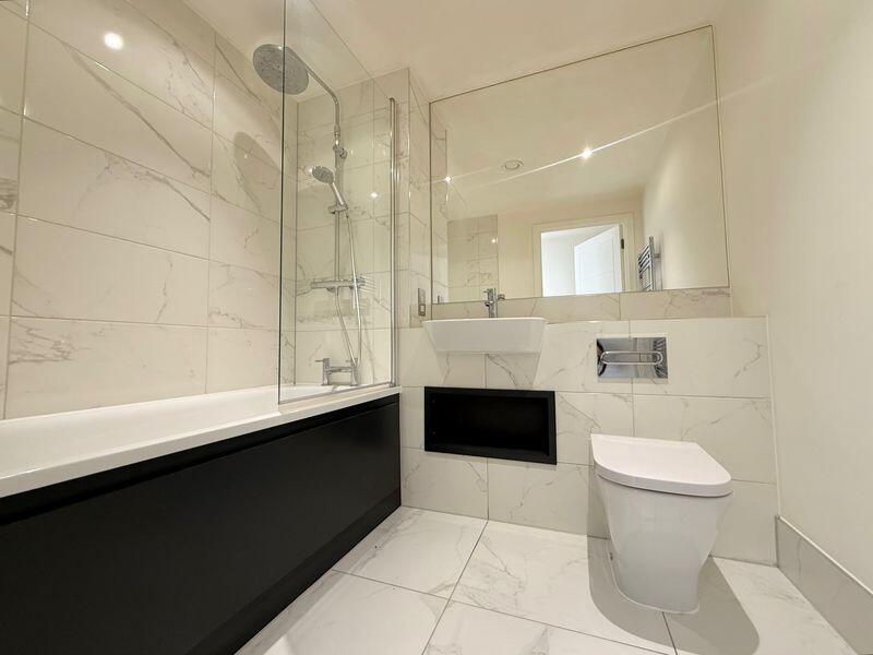Apartment in Ilford - More