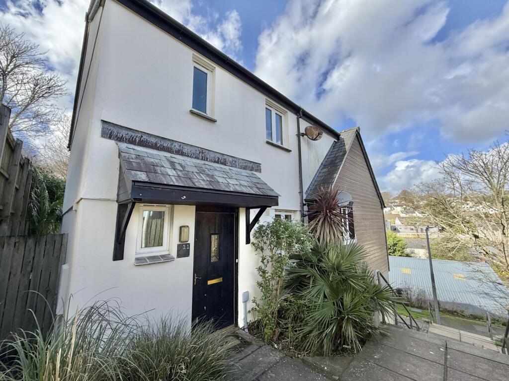 3-bed semi-detached on Dunstan Close, Penryn, £280,000