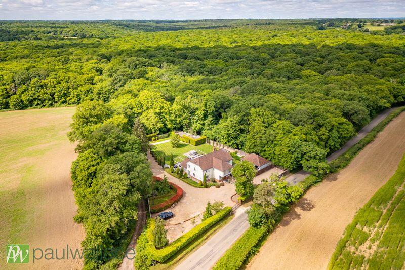 Goose Green | Substantial Gated Family Home on 0.7 Acres photo 4