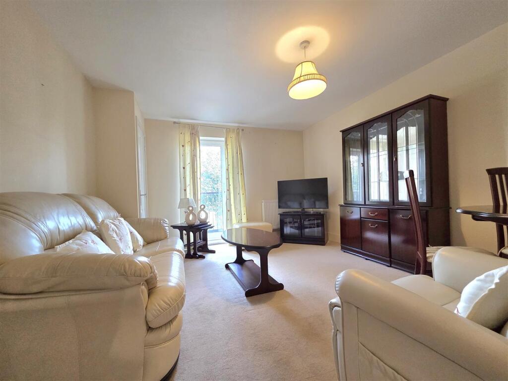Apartment in Gloucester, Gloucestershire - View 2