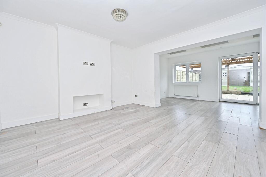 House in Dacorum, Hertfordshire - More