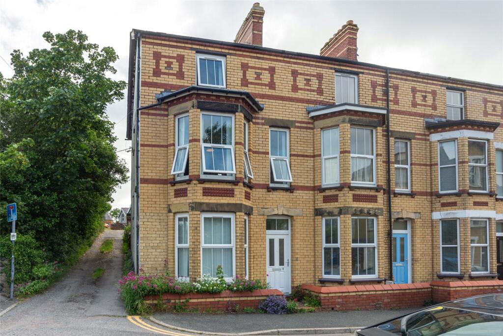 5 Bedroom Terraced in LL57 2BD