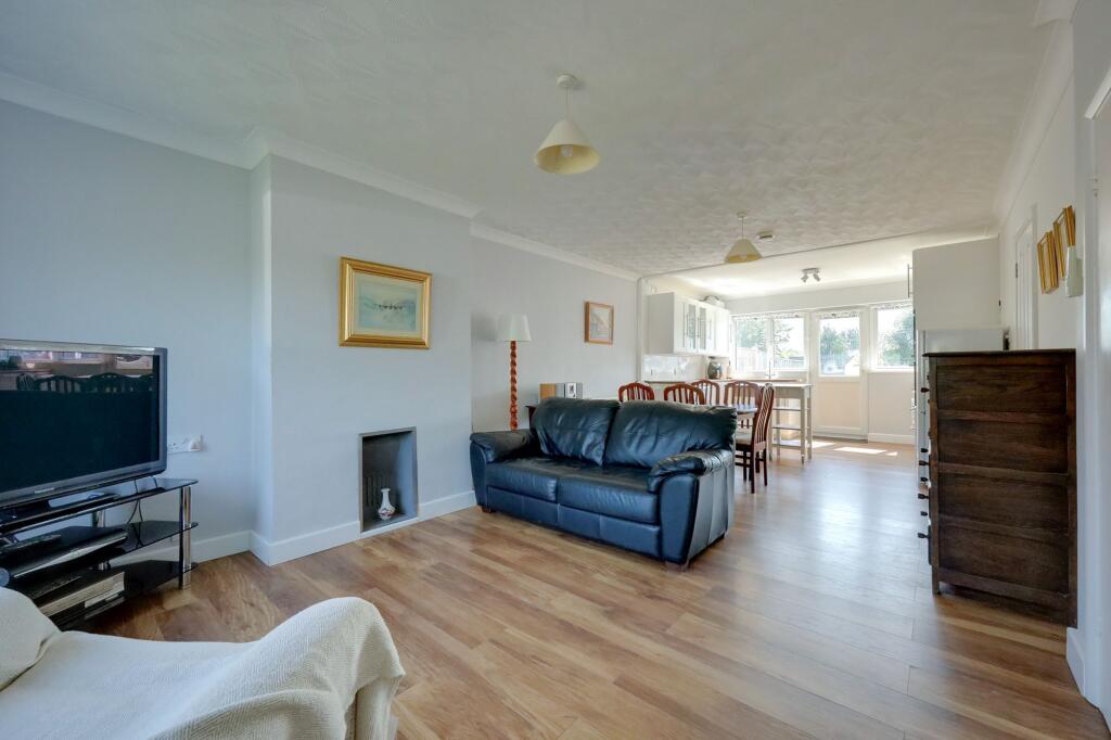 Apartment in Burgess Hill, World's End - View 4
