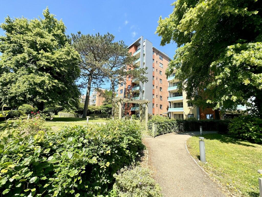 2-bed flat on 47 Parkstone Road, Poole, BH15, £295,000