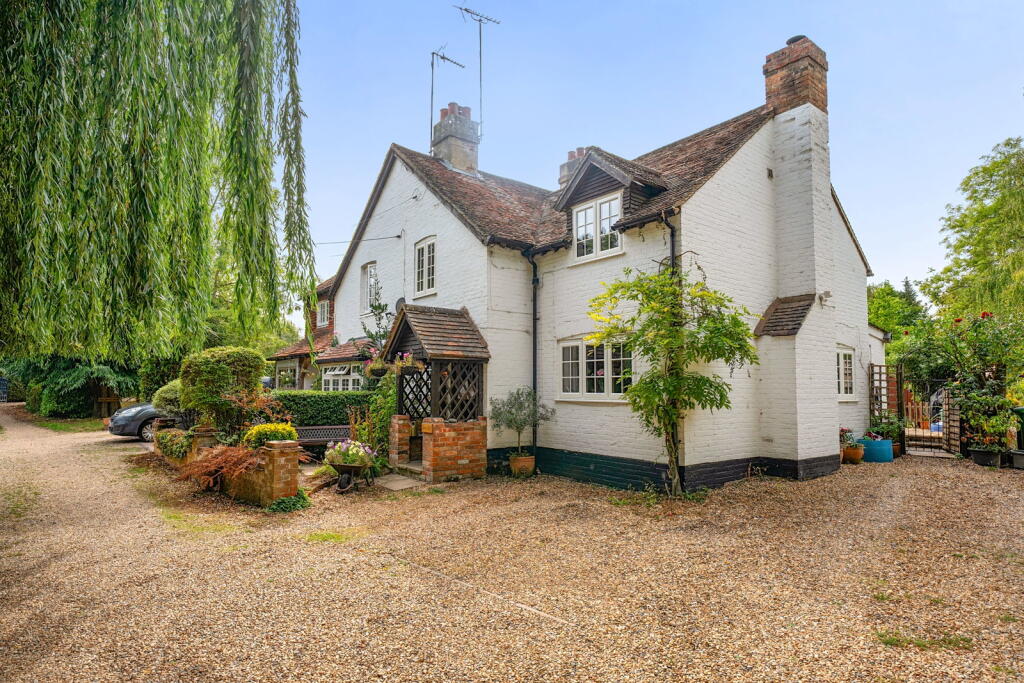 3-bed house on The Barracks, Newnham, Hook RG27 9NW, £625,000