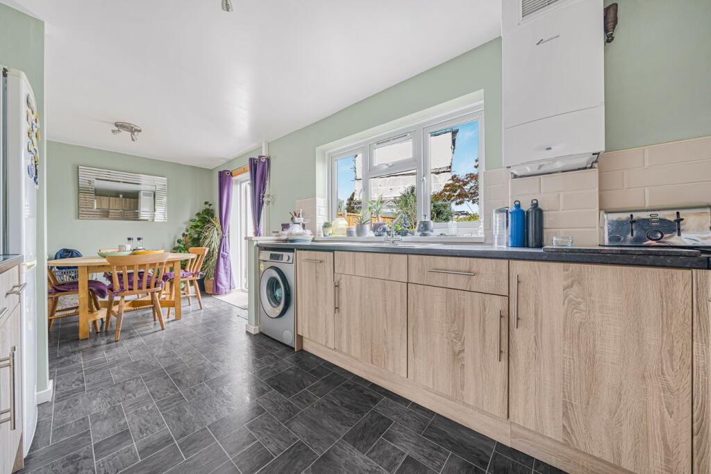 Charlton Lane, Shepperton, TW17 photo 4