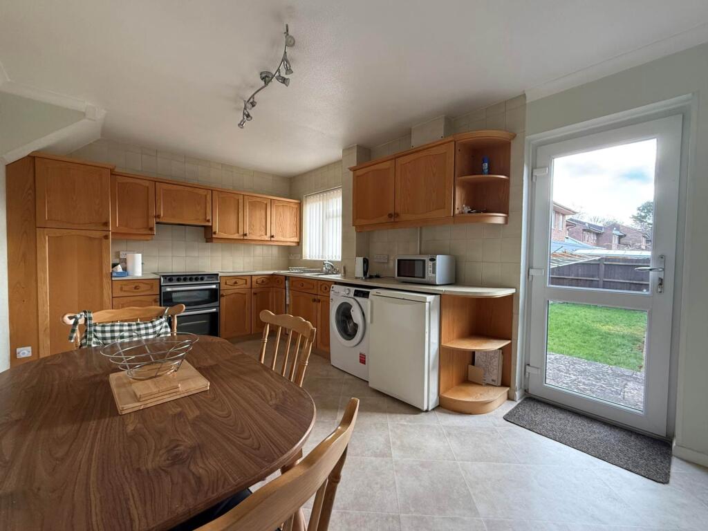 Wroxham Road, London ** VIDEO & 3D FLOORPLAN AVAILABLE ** photo 4