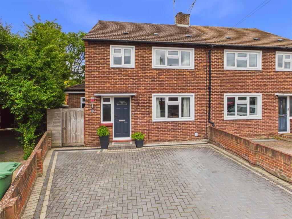 Hillary Crescent, Walton-On-Thames photo 2
