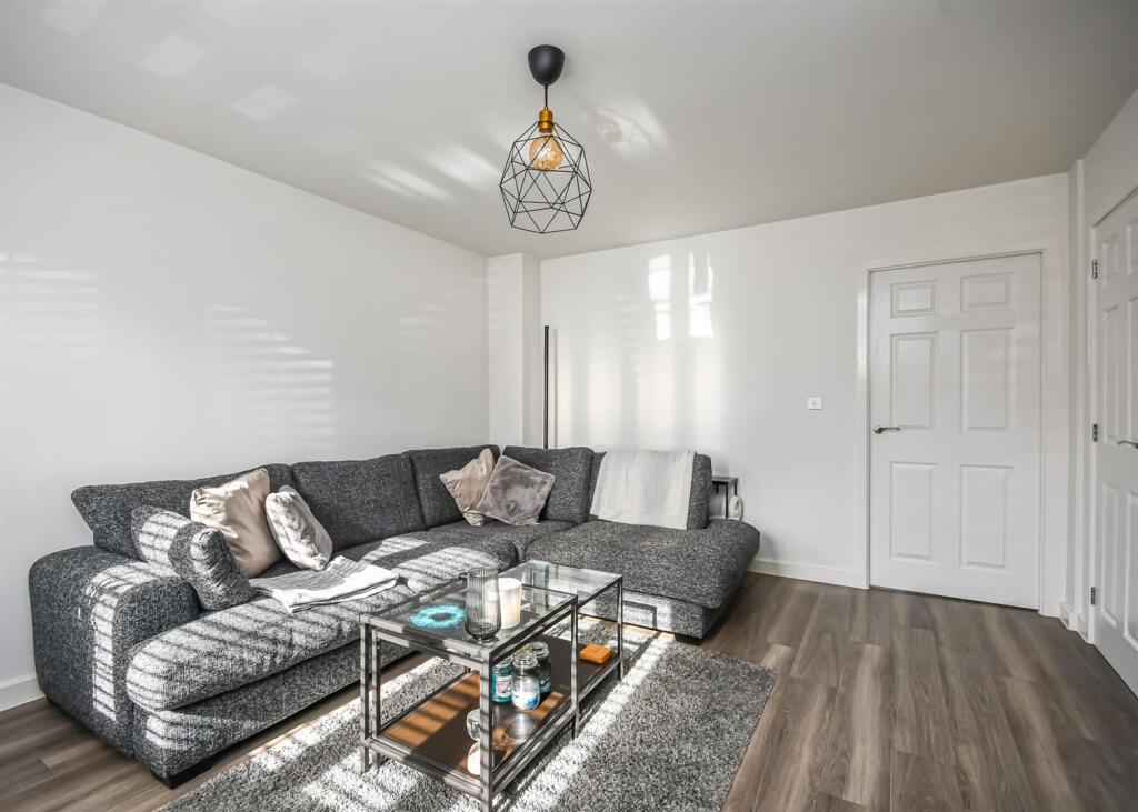 22 Marshall Way, Codsall, Wolverhampton, WV8 1FP photo 3